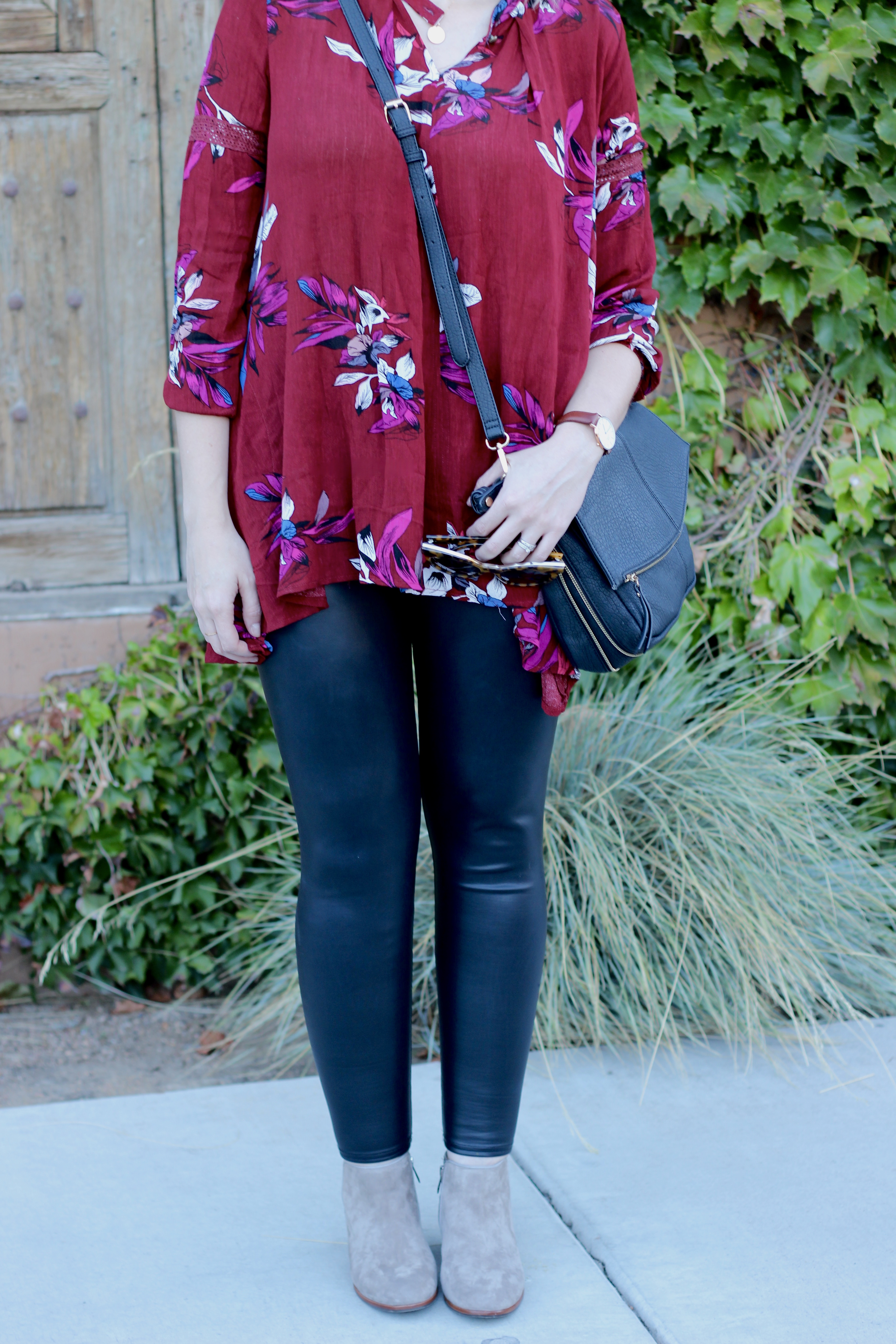 how to wear faux leather leggings #fauxleatherleggings #leatherleggingsoutfit #falloutfit