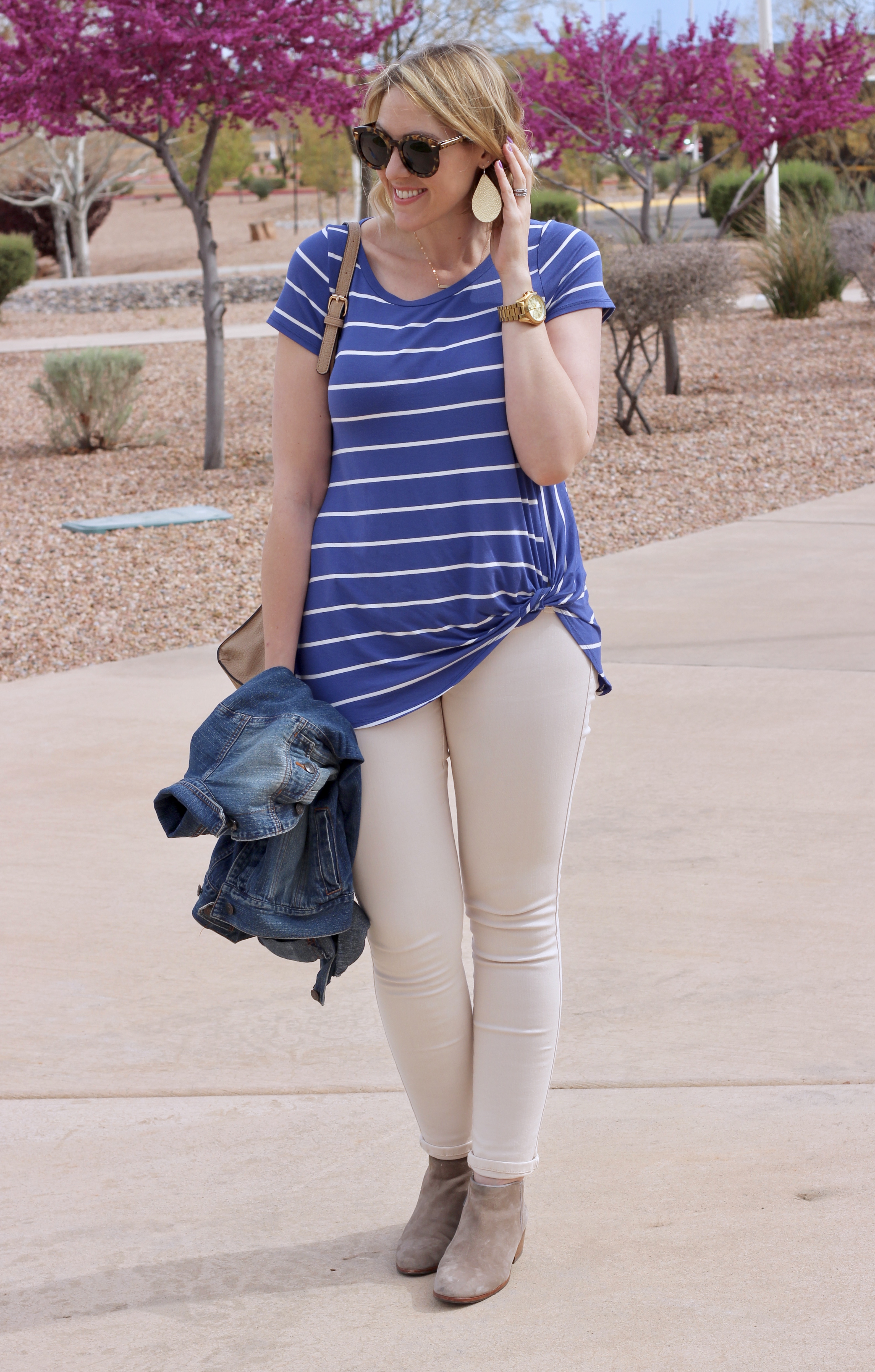 easy and casual spring outfit with blush jeans