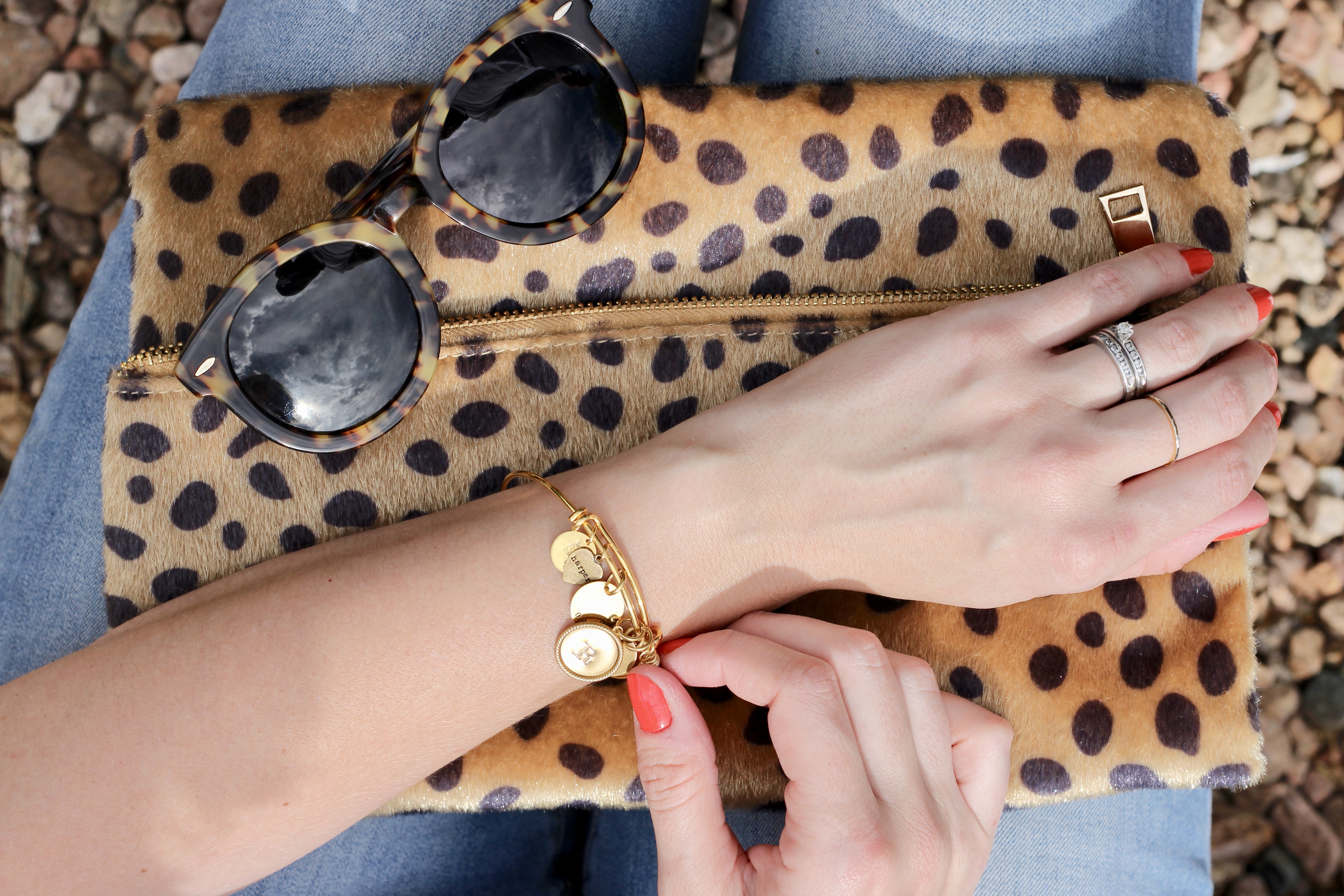 5 basic accessories every woman needs