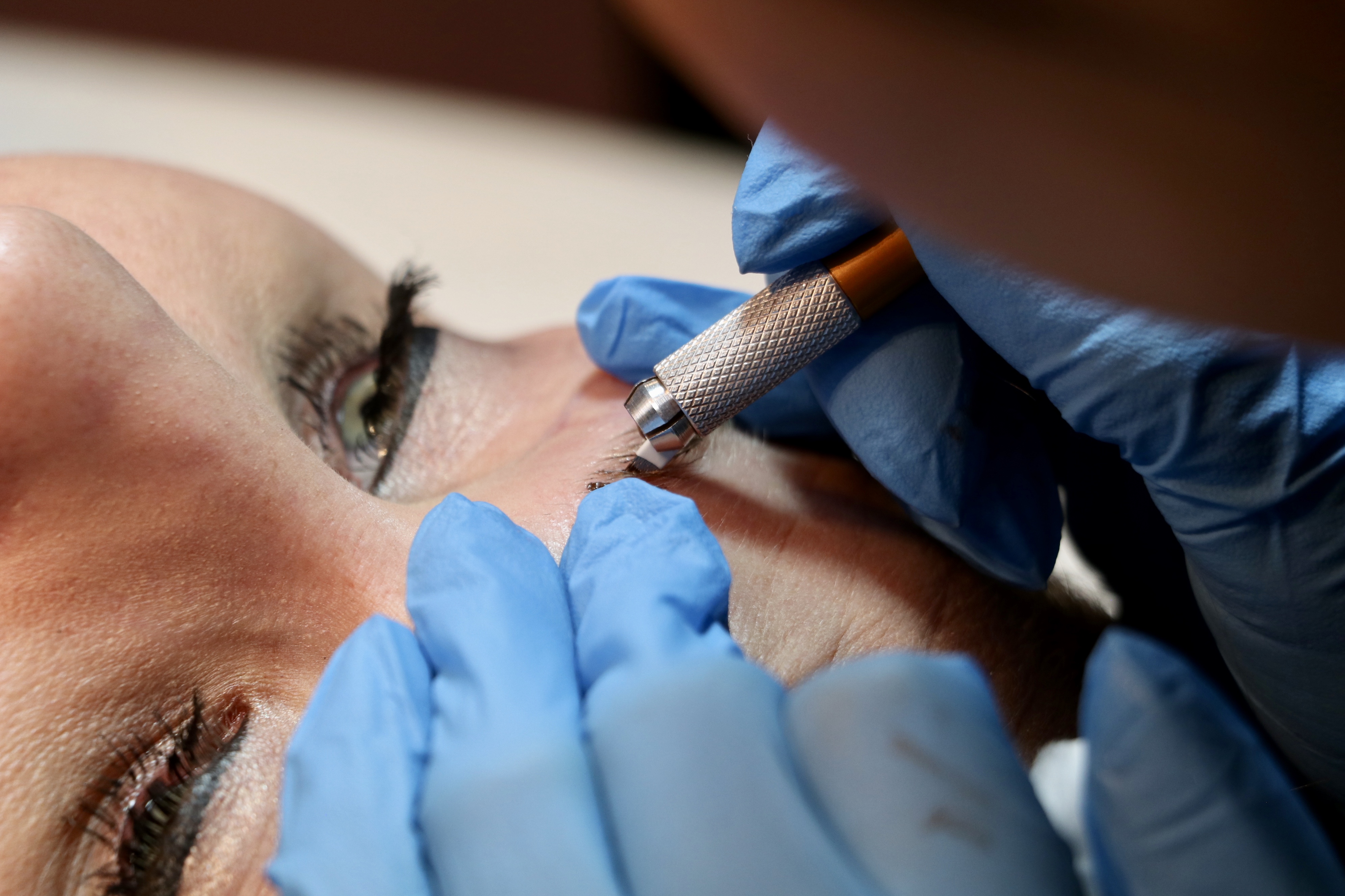 microblading eyebrows