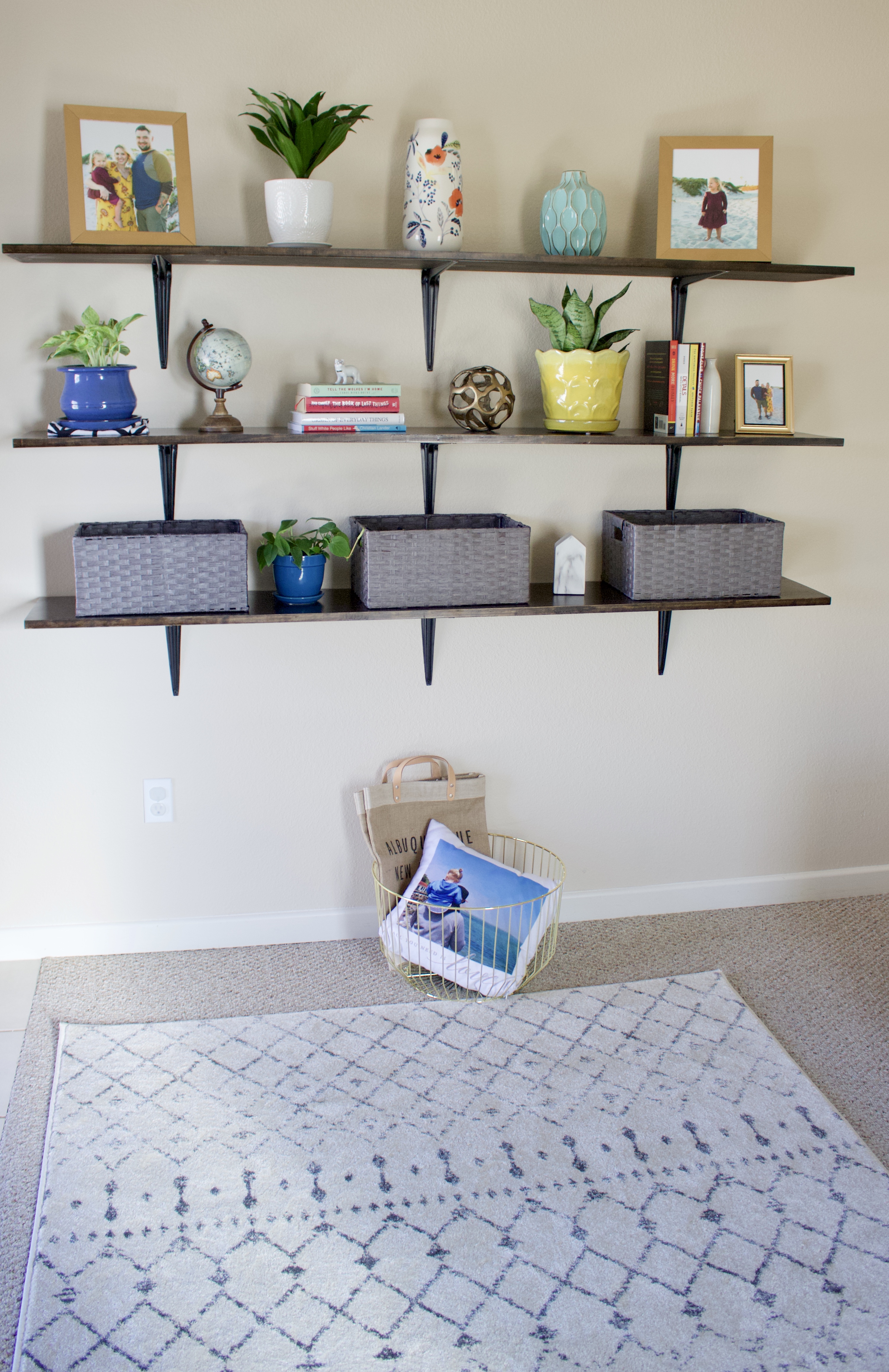 affordable DIY shelves #diyshelves #budgetfriendlyhomedecor