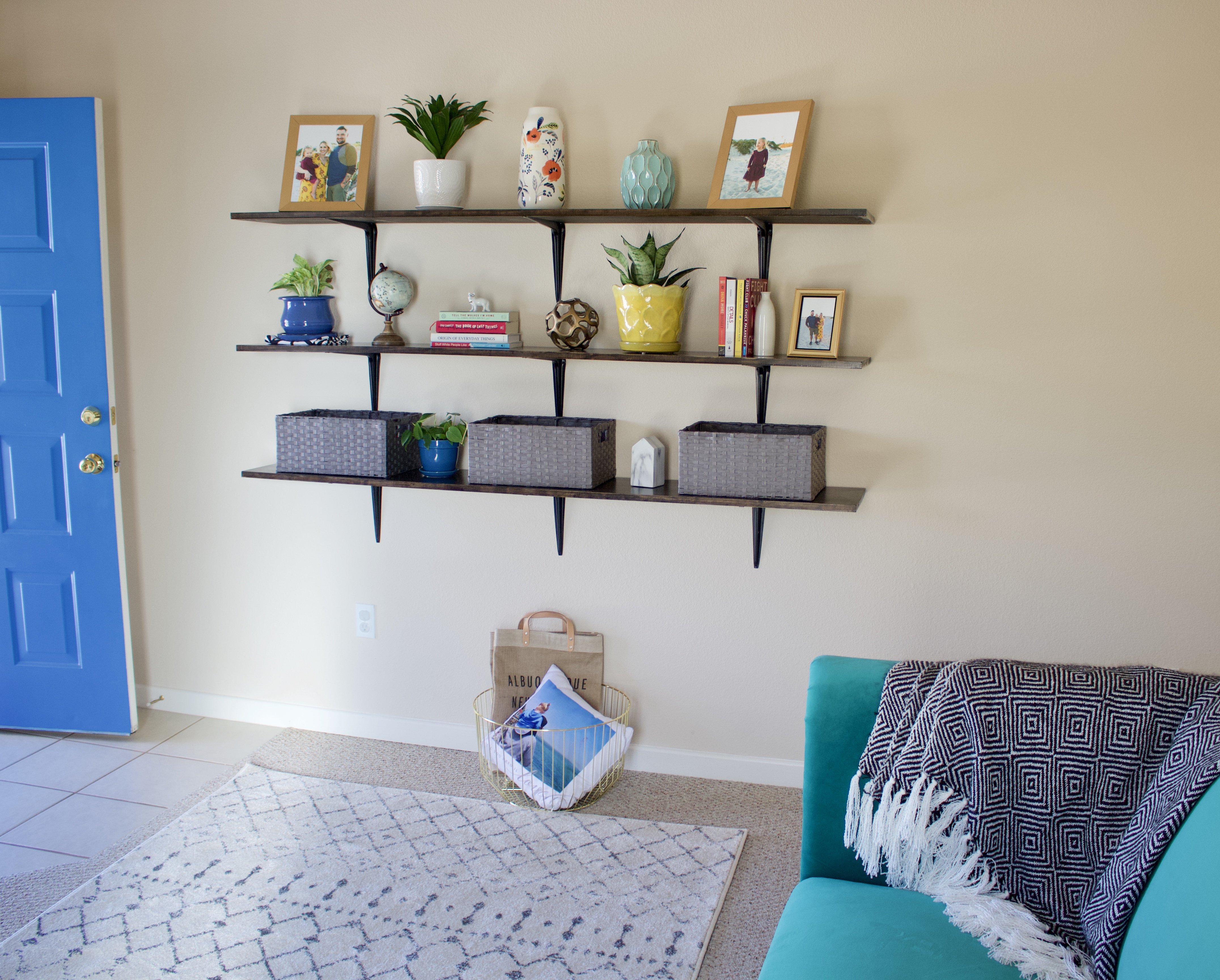 budget friendly DIY shelves #affordableDIY #DIYshelves #farmhousedecor