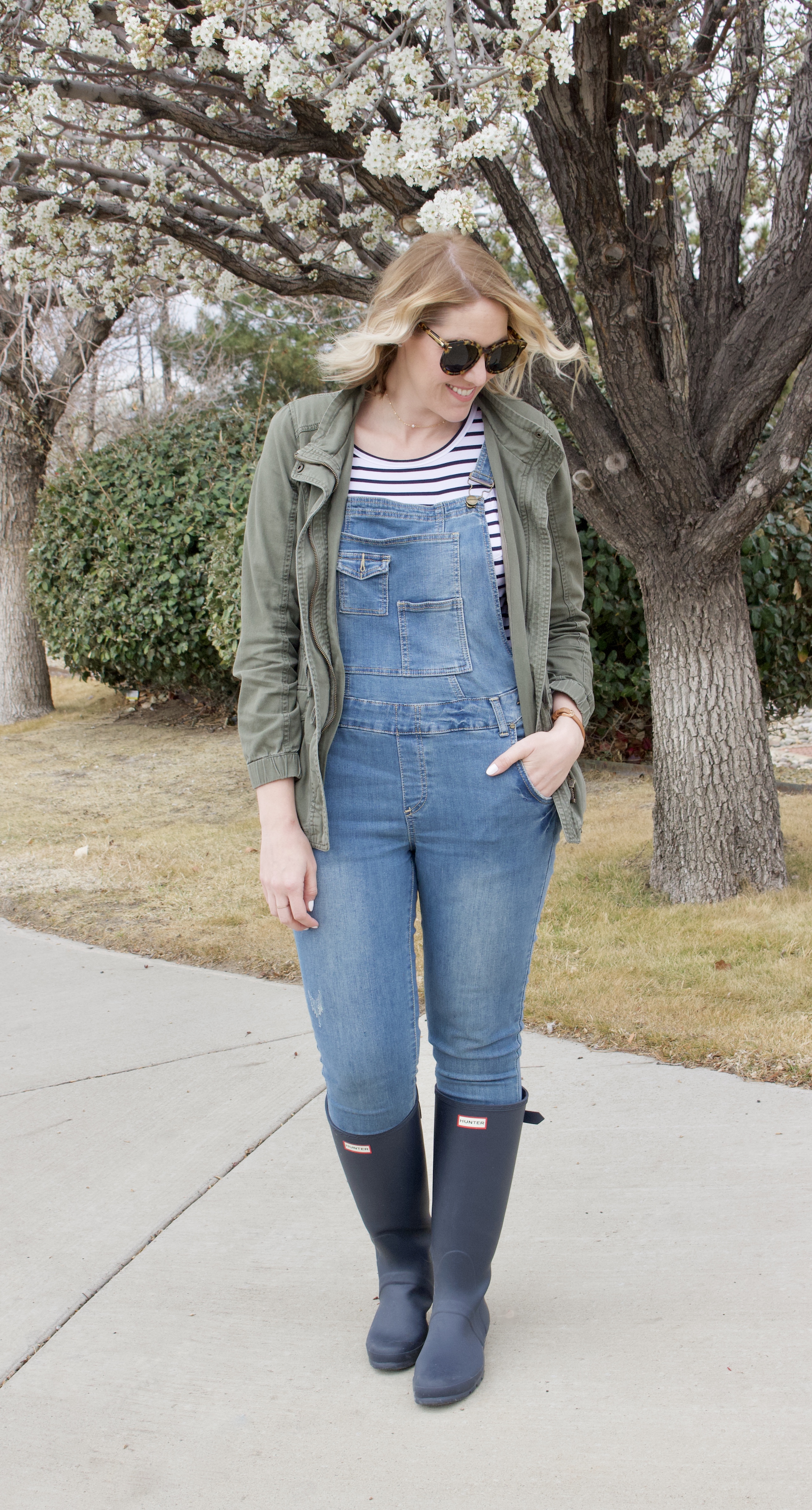 hunter boots overalls outfit #hunterboots #overalls #momstyle