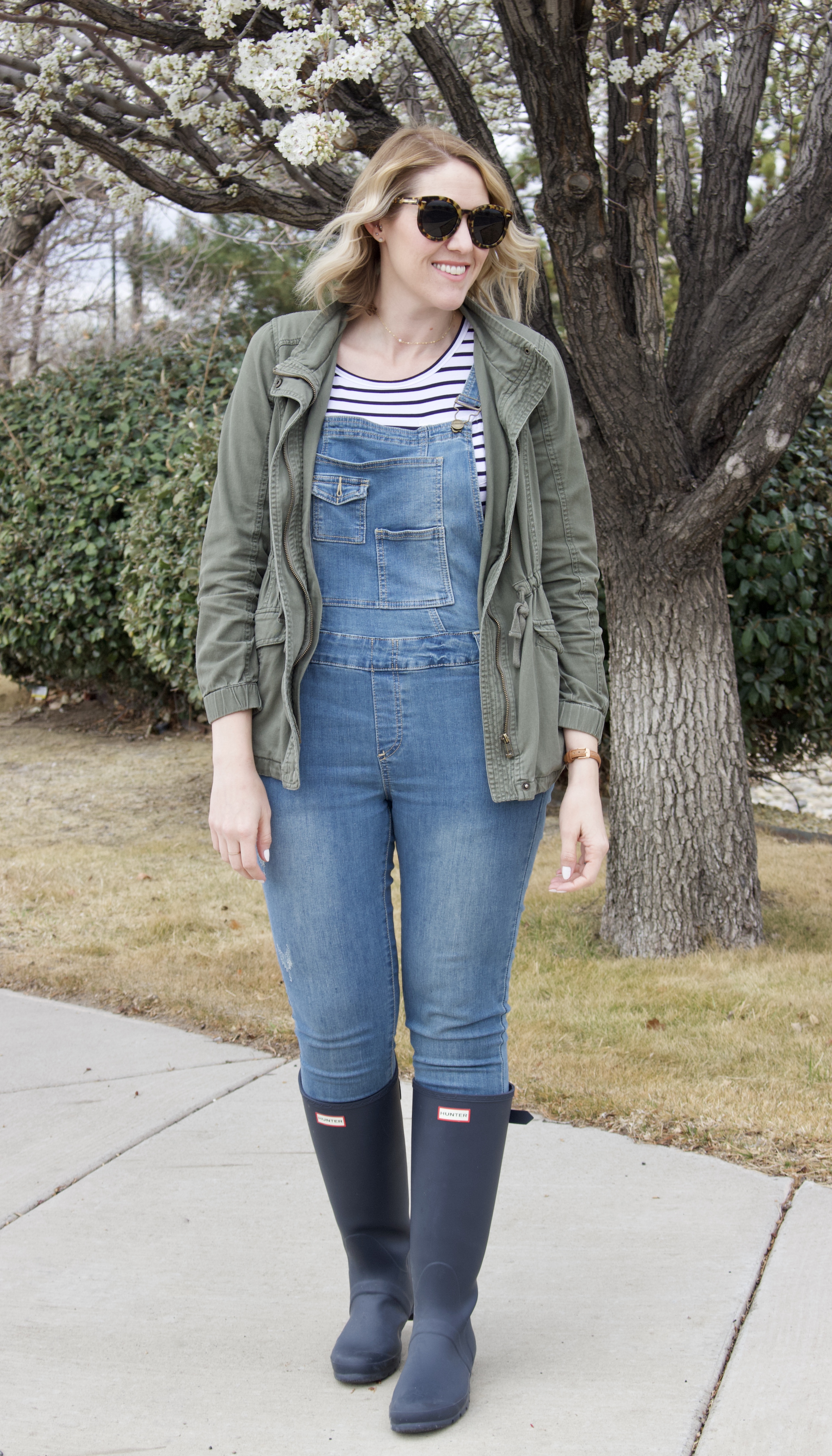 overalls hunter boots outfit #hunterboots #overalls #springoutfit