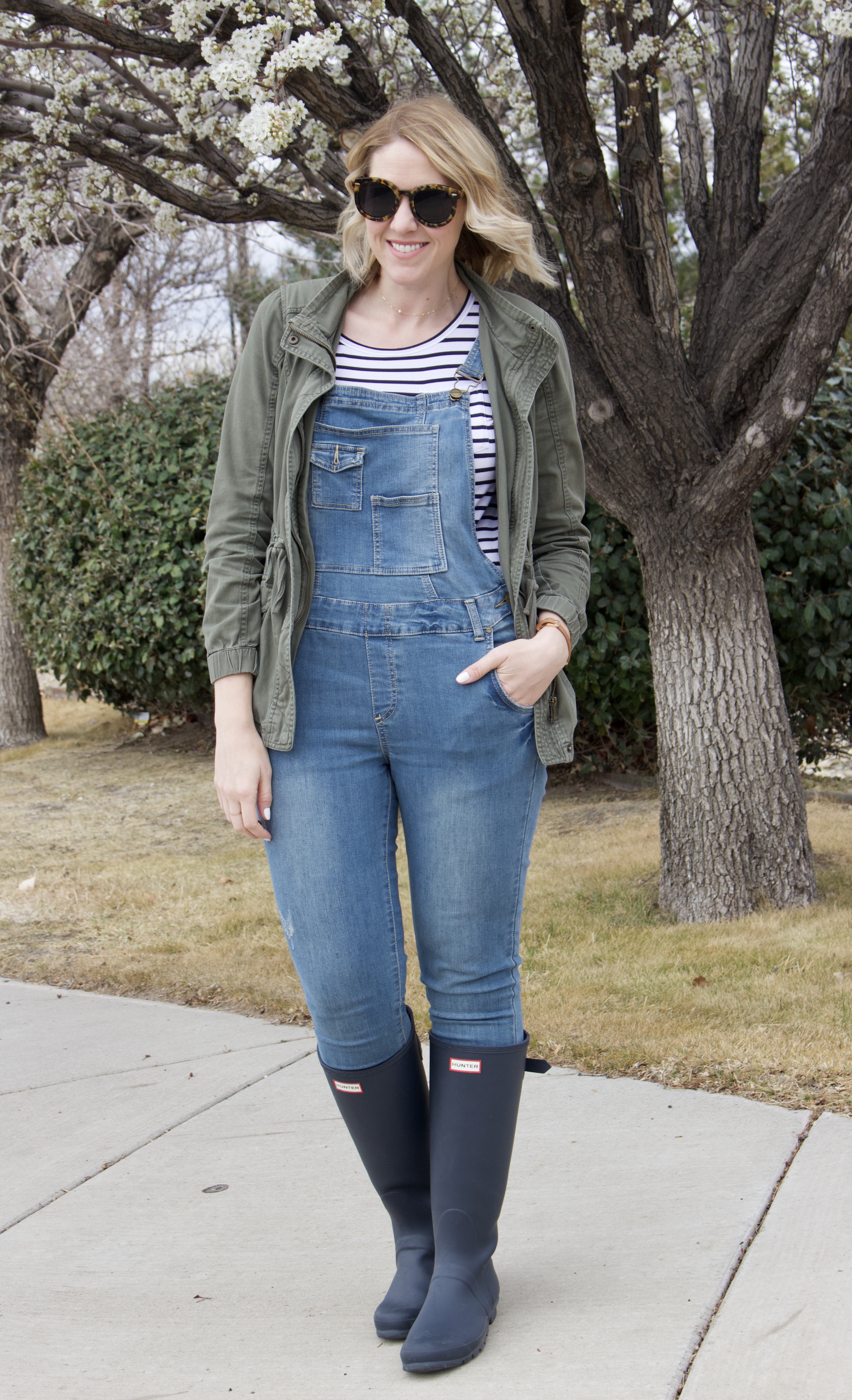 cute overalls outfit with hunter boots #momstyle #springstyle #overallsoutfit