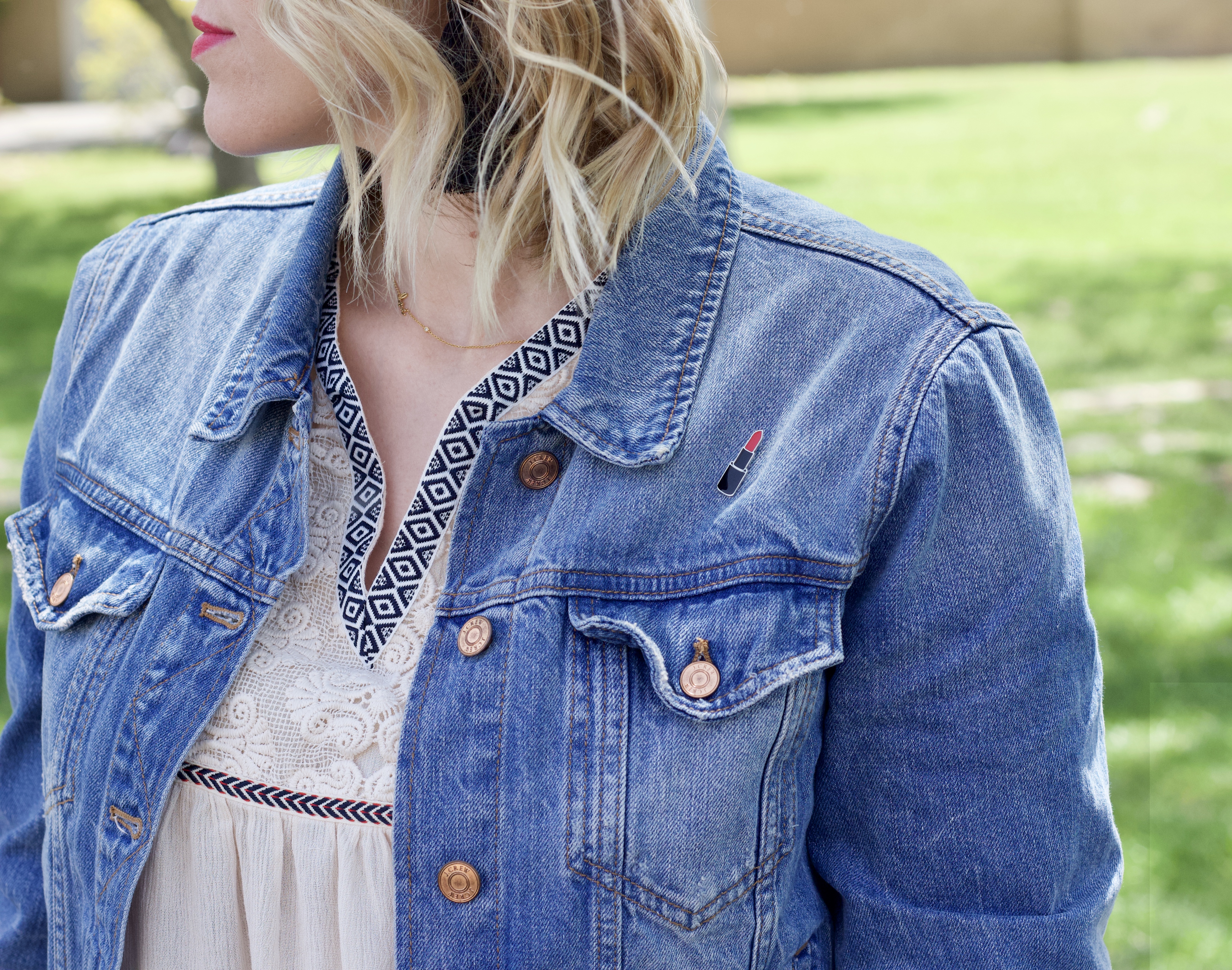 jcrew classic jacket with lipstick pin #jcrew #enamelpin #jeanjacket