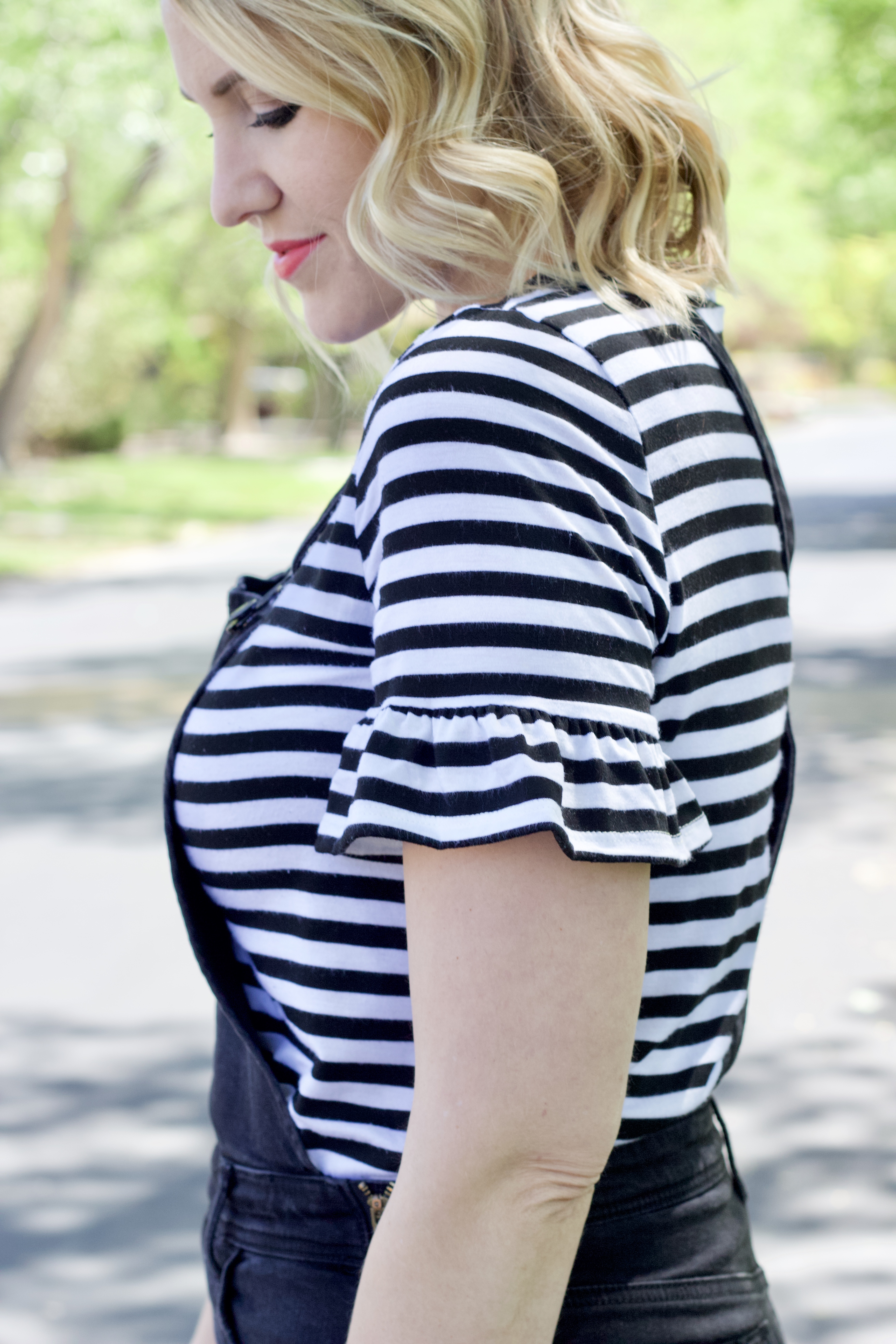 ruffle sleeve striped top with overalls #overalls #stripedtee #casualstyle #casualoutfit