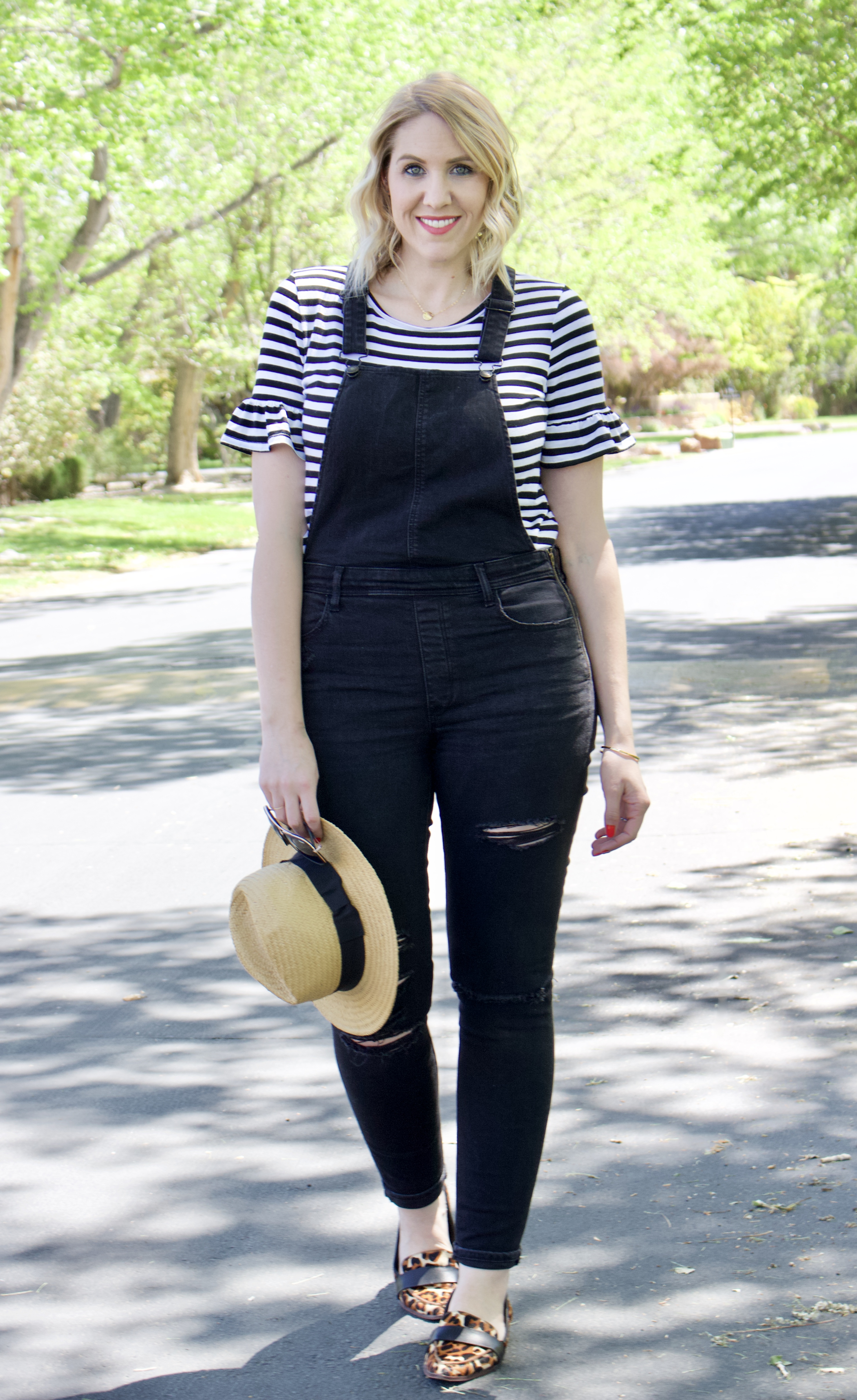 black distressed jegging overalls outfit #overallsoutfit #overalls #solesociety #momstyle