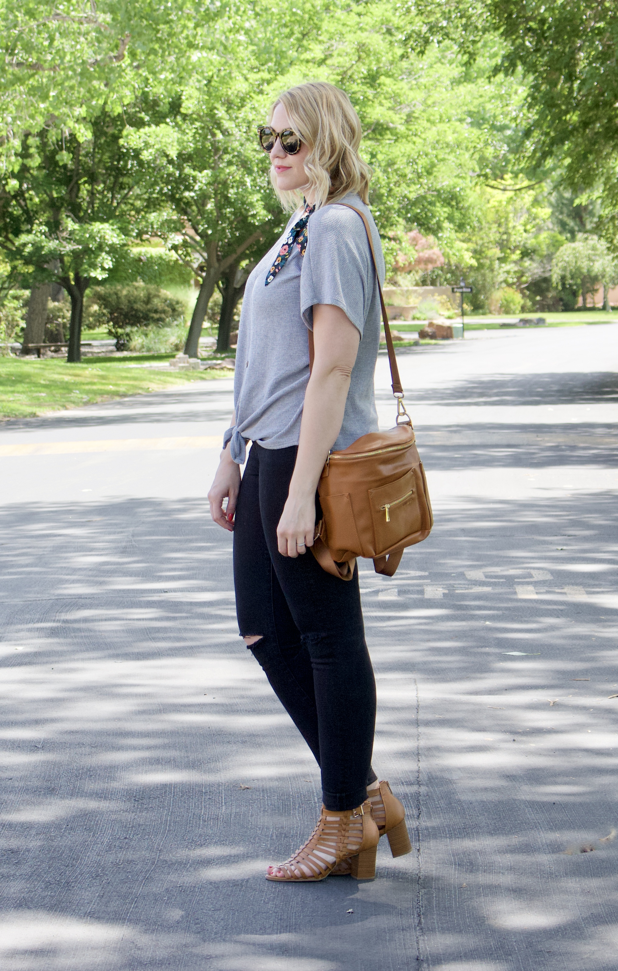 easy and casual mom style #momstyle #fawndesign #jeans
