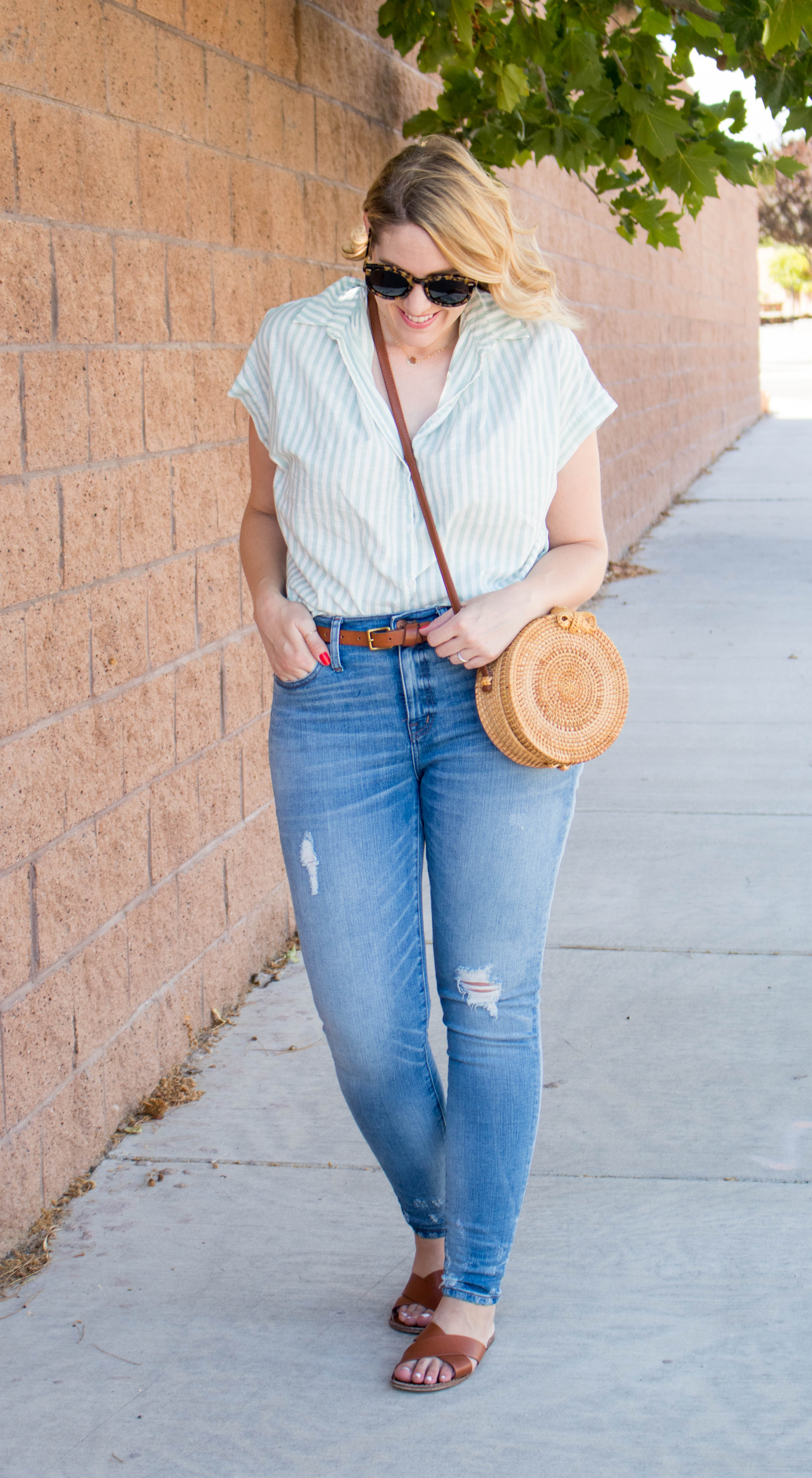 easy summer style high rise jeans madewell #summeroutfit #statementbag #circlebag #madewelljeans