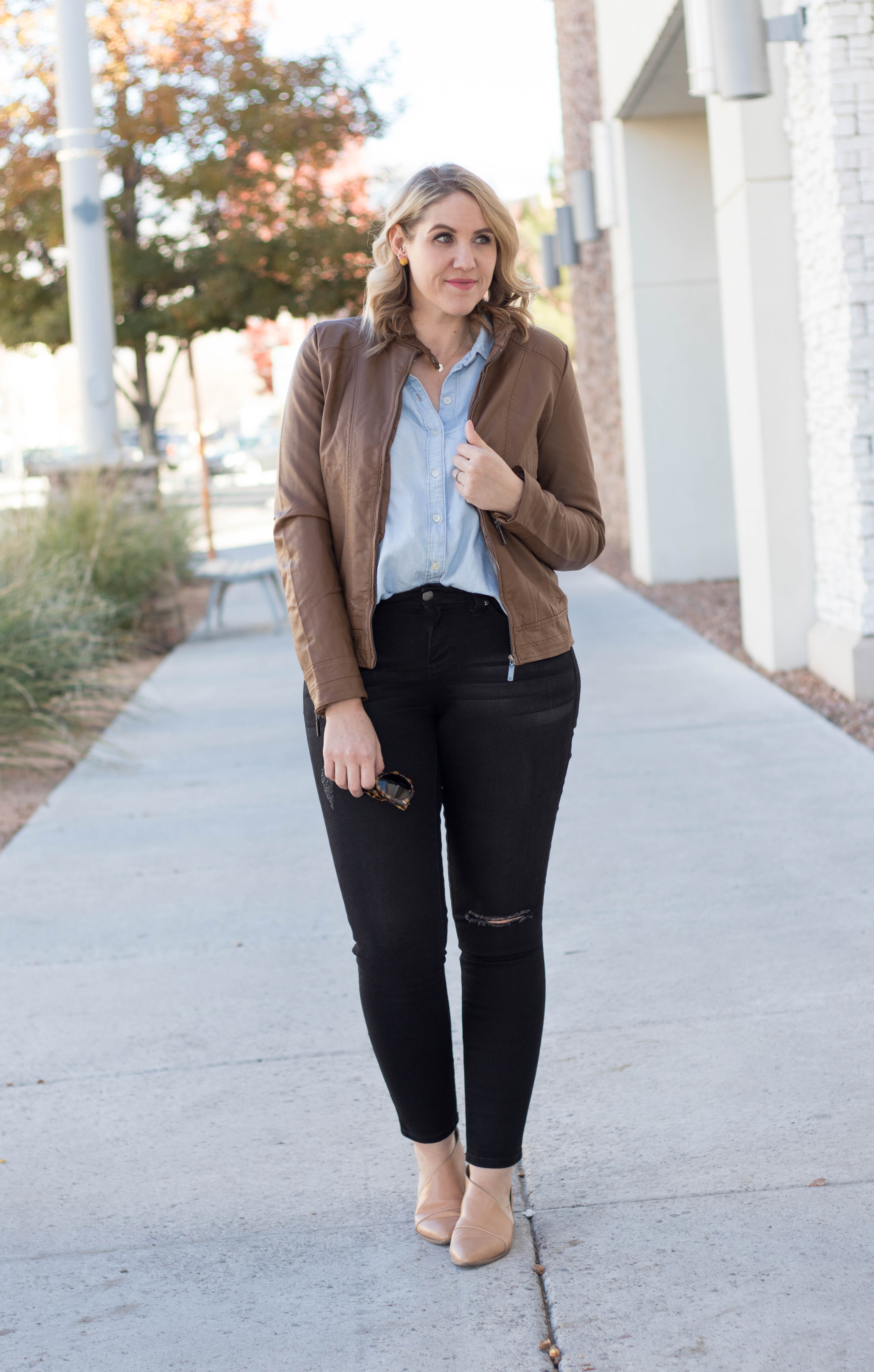 how to style a bomber jacket #bomberjacket #fallfashion #jeansoutfit