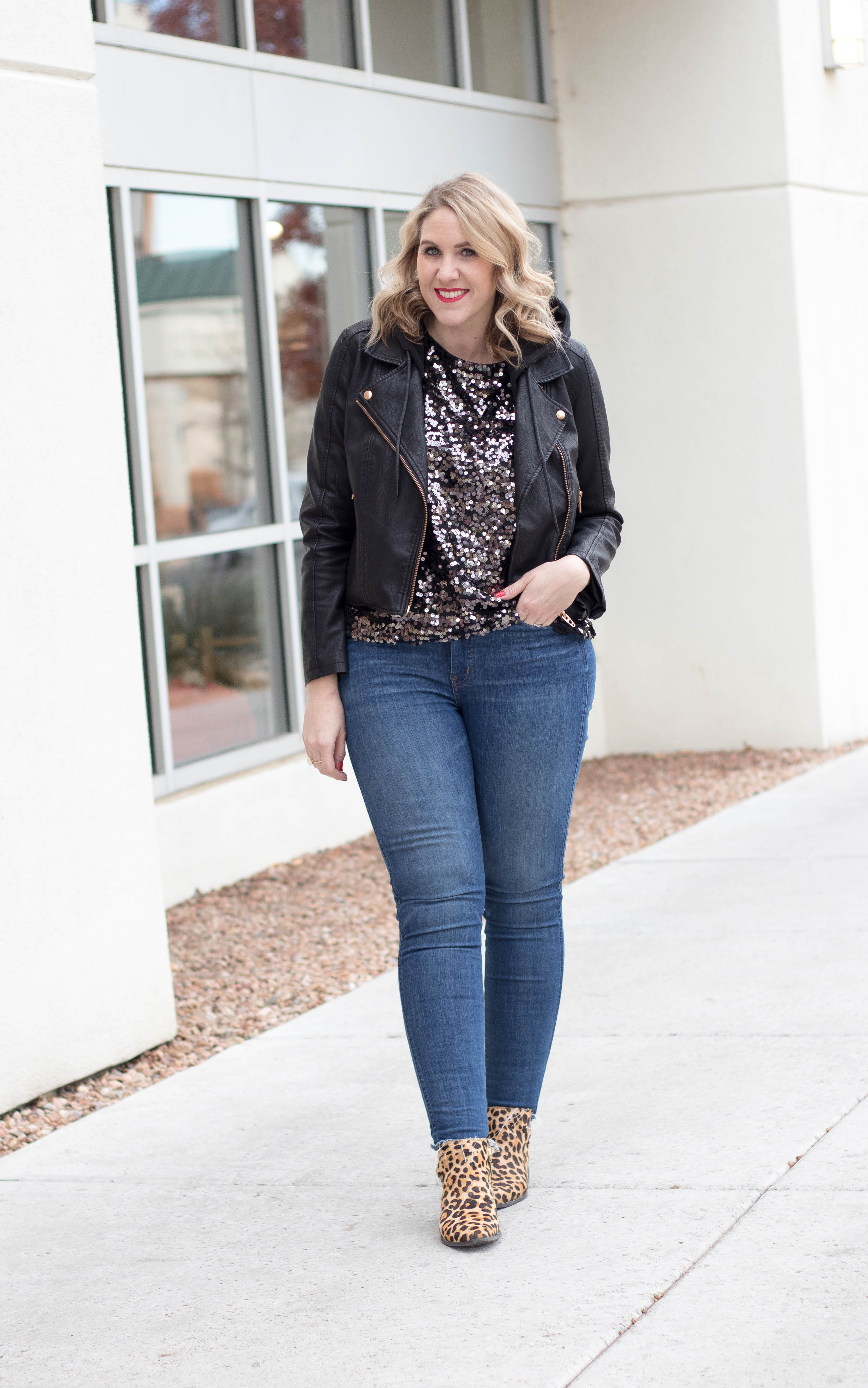 casual holiday style sequin top #theweeklystyleedit #holidaystyle #winterfashion