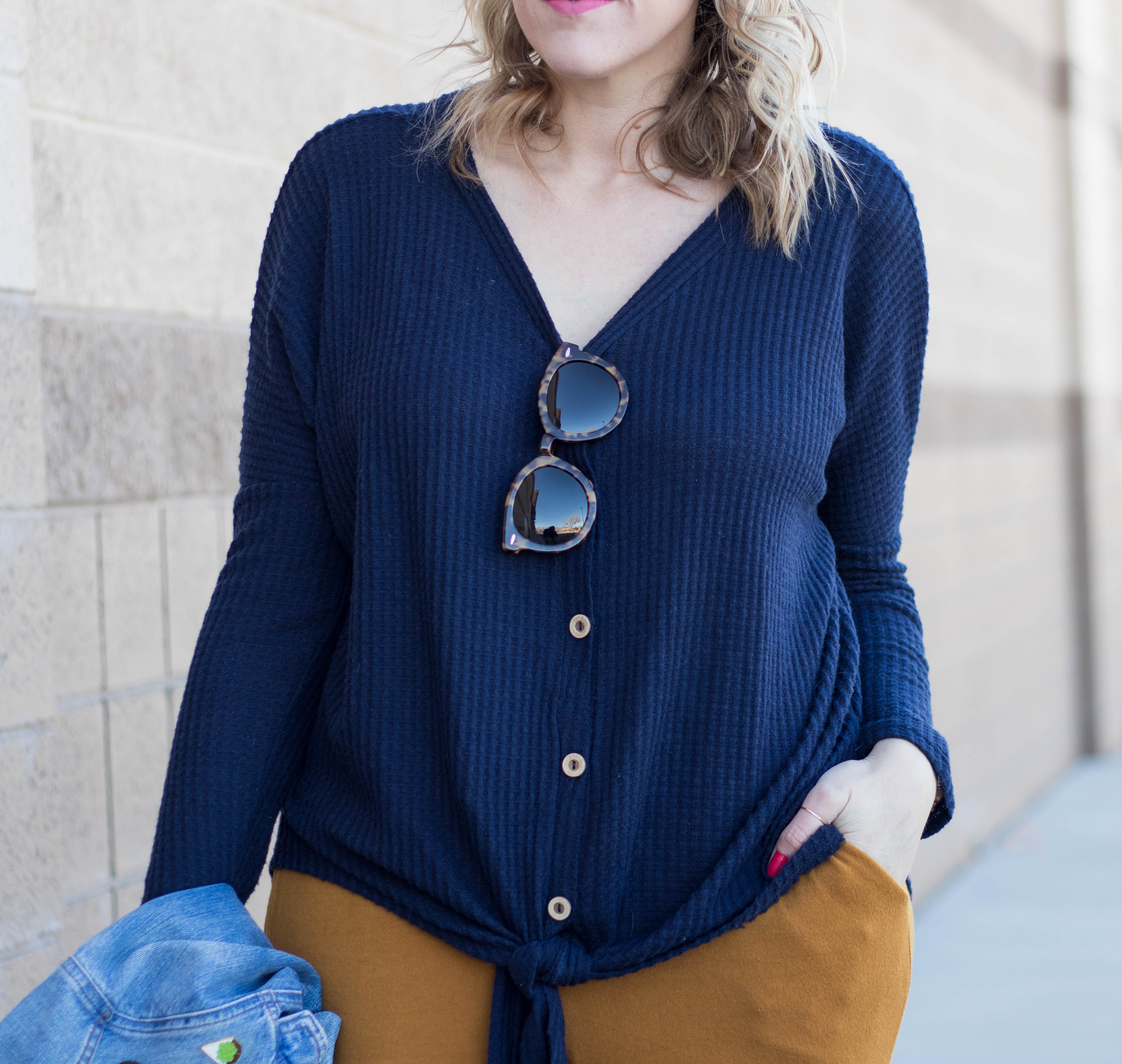 how to style a tie front top #casualstyle #momstyle #bellaellaboutique 