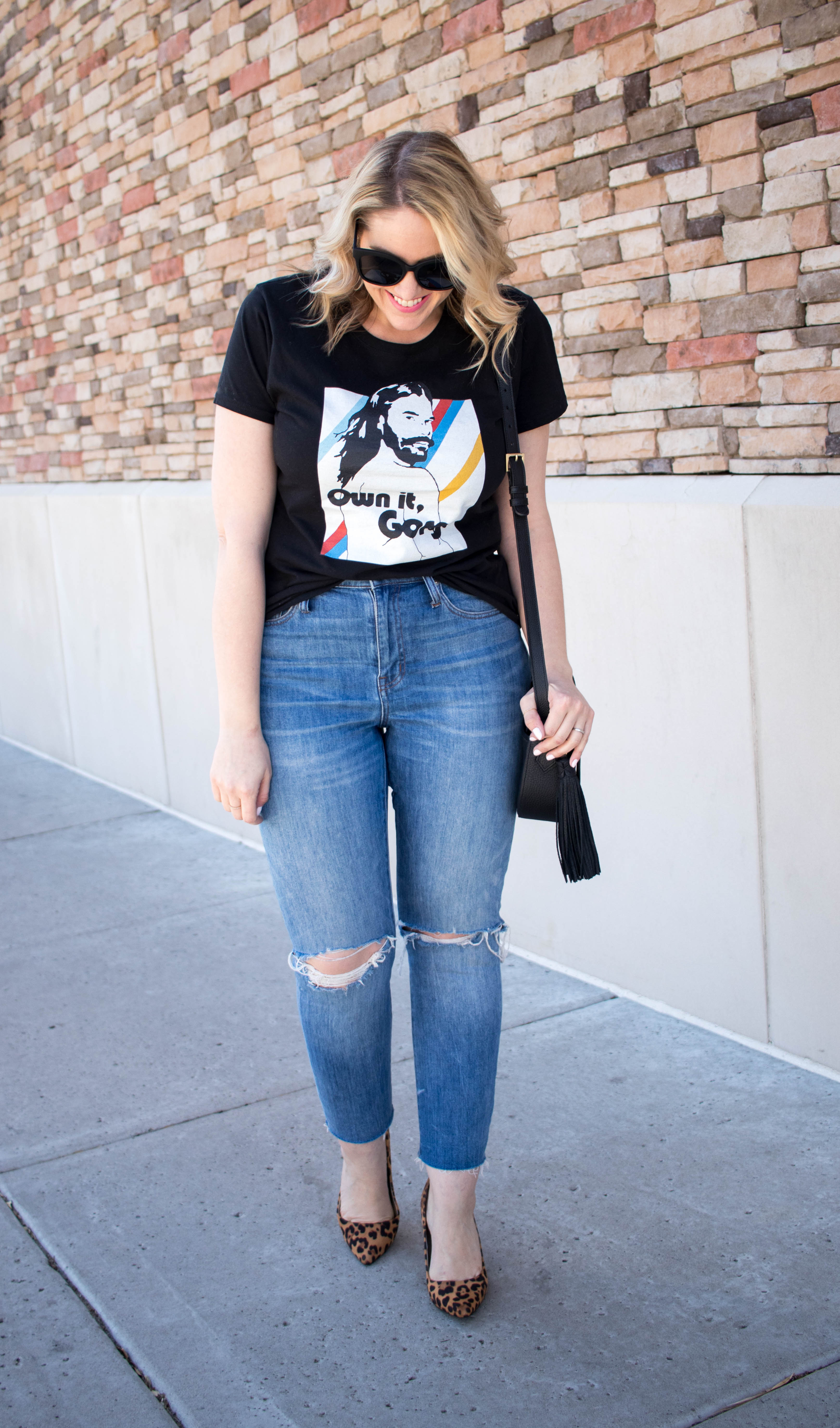 graphic tee and boyfriend jeans outfit #leoaprdheels #boyfriendjeansoutfit #graphictee