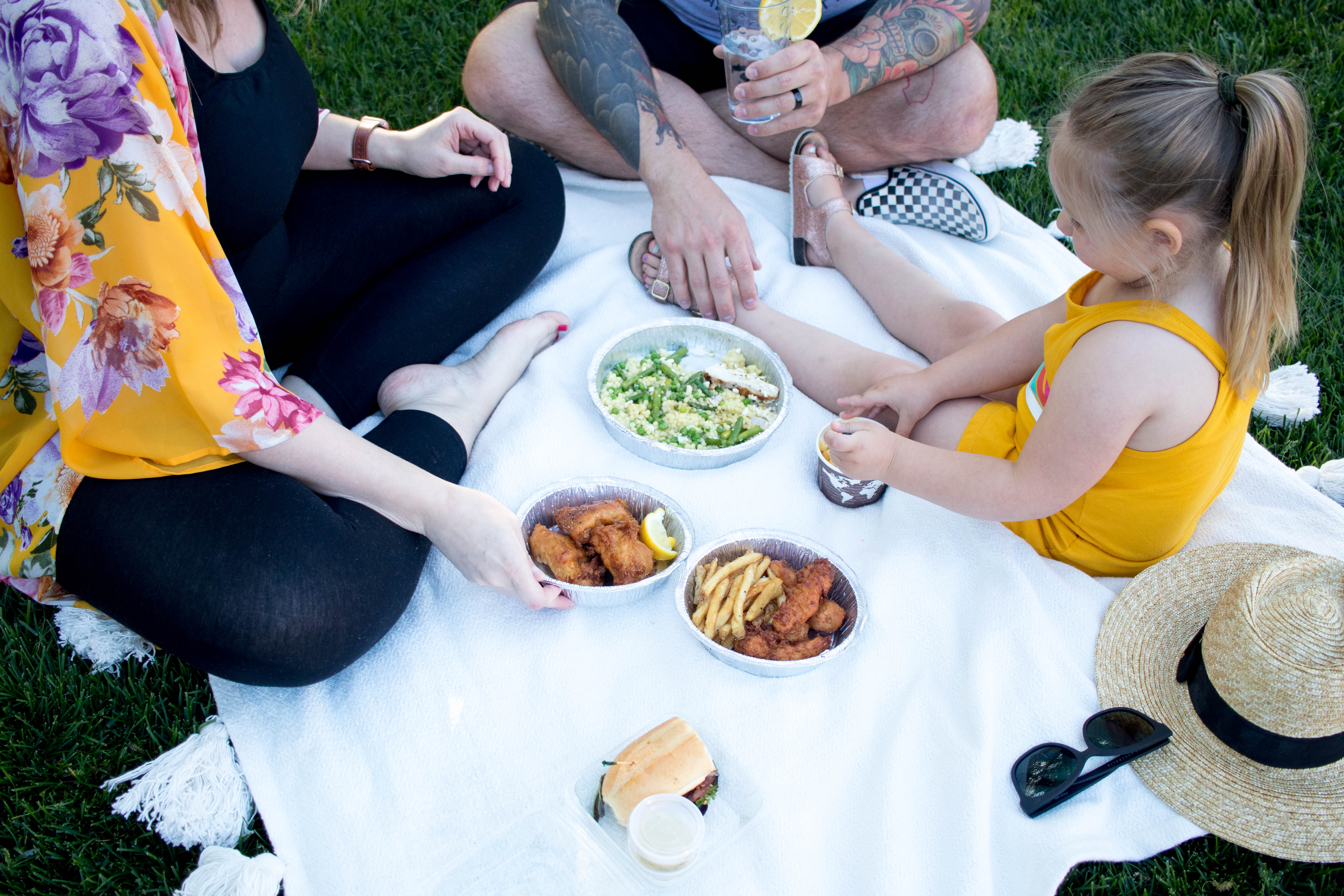 outdoor picnic with Grubhub #grubhub #picnic #familyfun