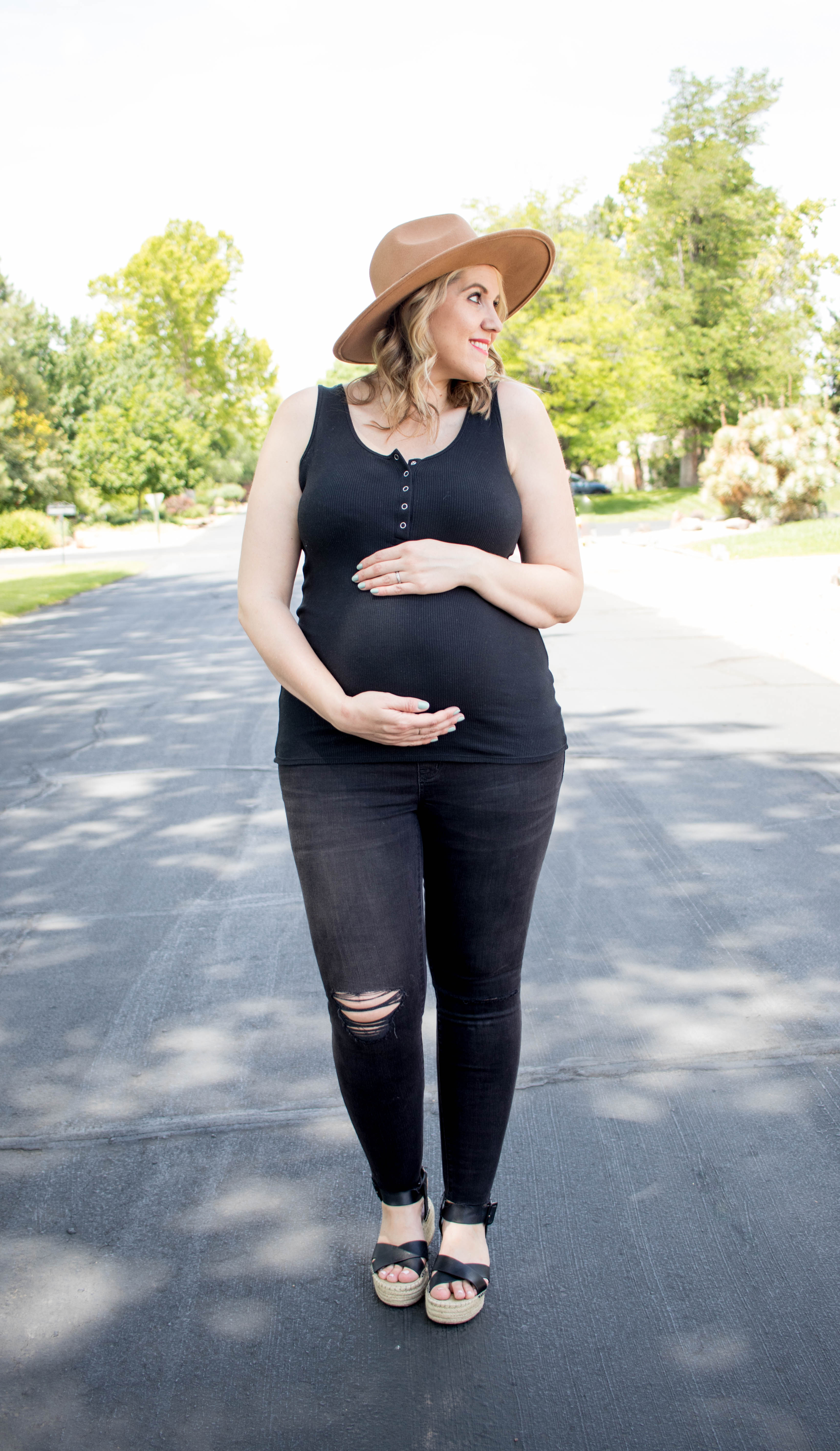 summer maternity outfit madewell jeans #madewell #maternityfashion #theweeklystyleedit