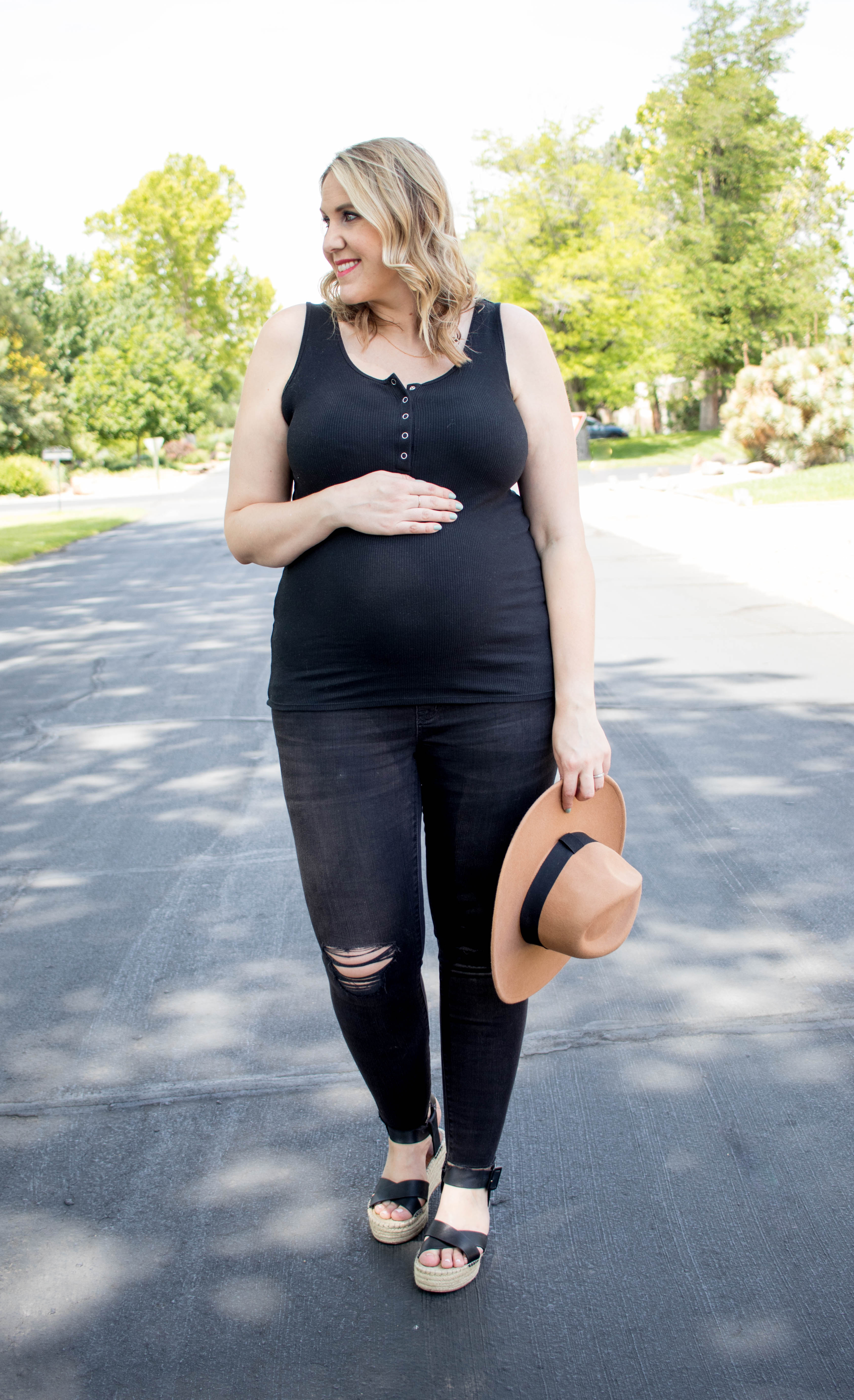 bump style black distressed maternity jeans #madewell #maternity #bumpstyle