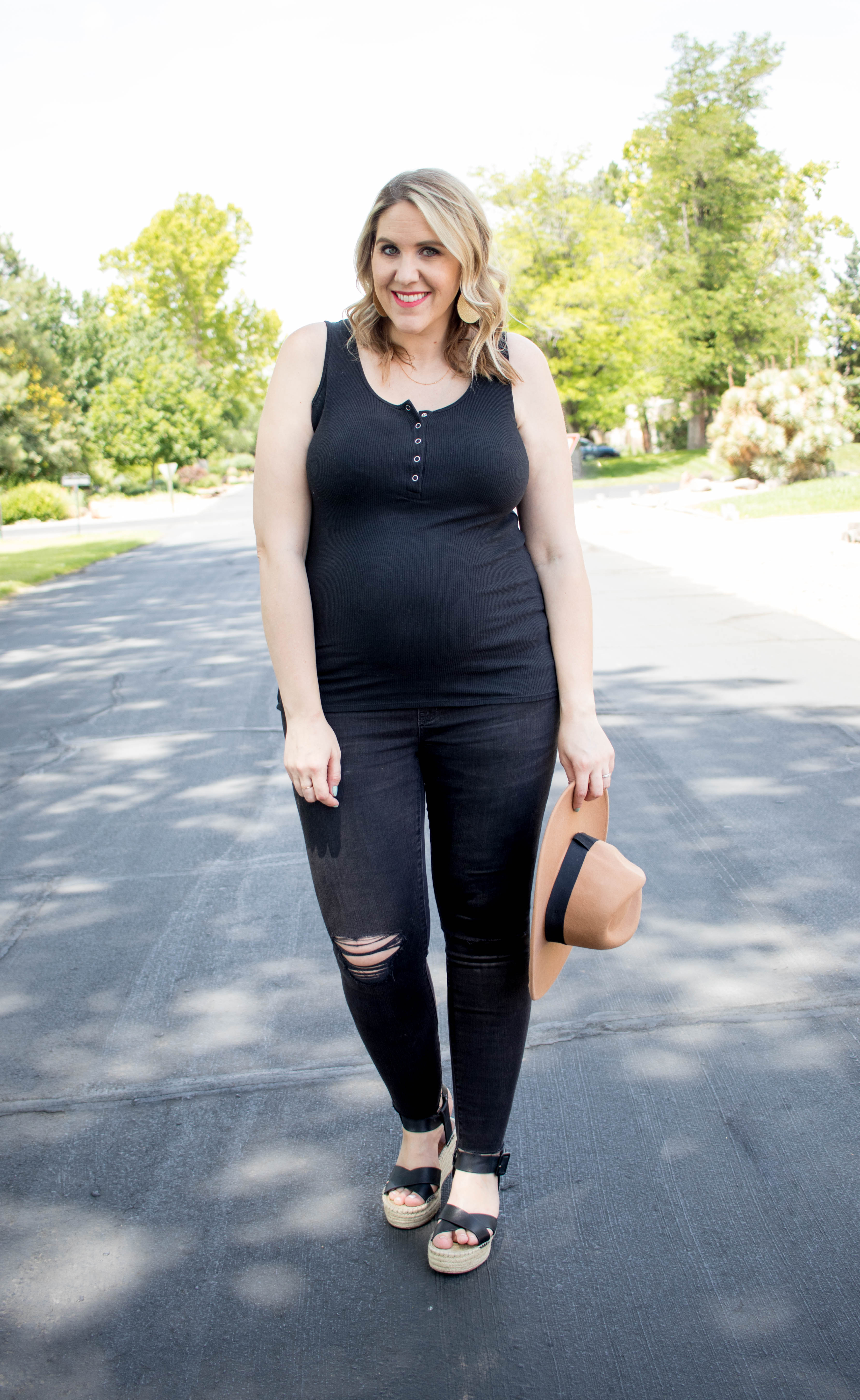 black distressed maternity jeans madewell #madewell #maternityjeans #maternitystyle