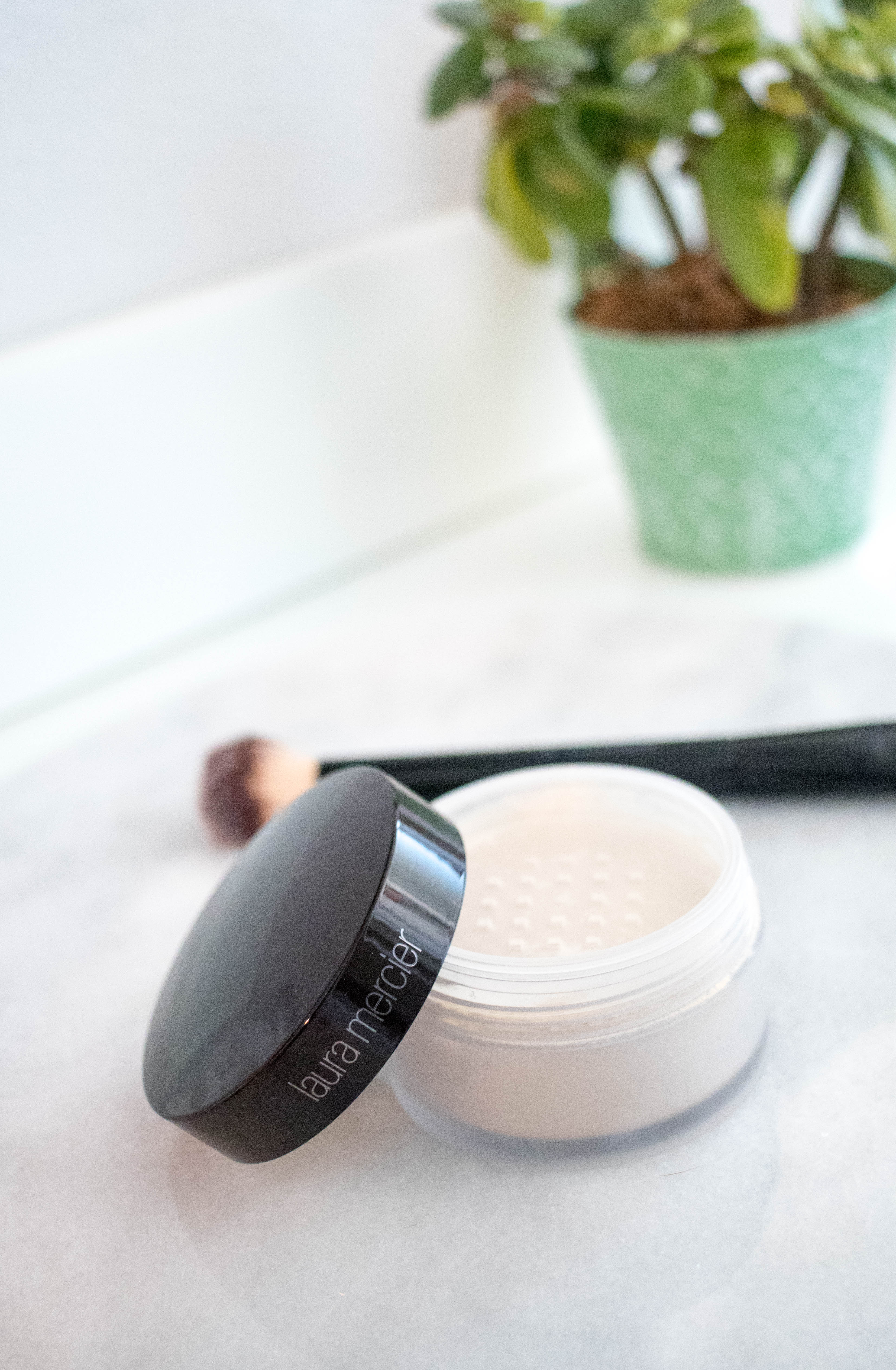 Laura mercier loose setting powder review #makeupreview #makeup #settingpowder