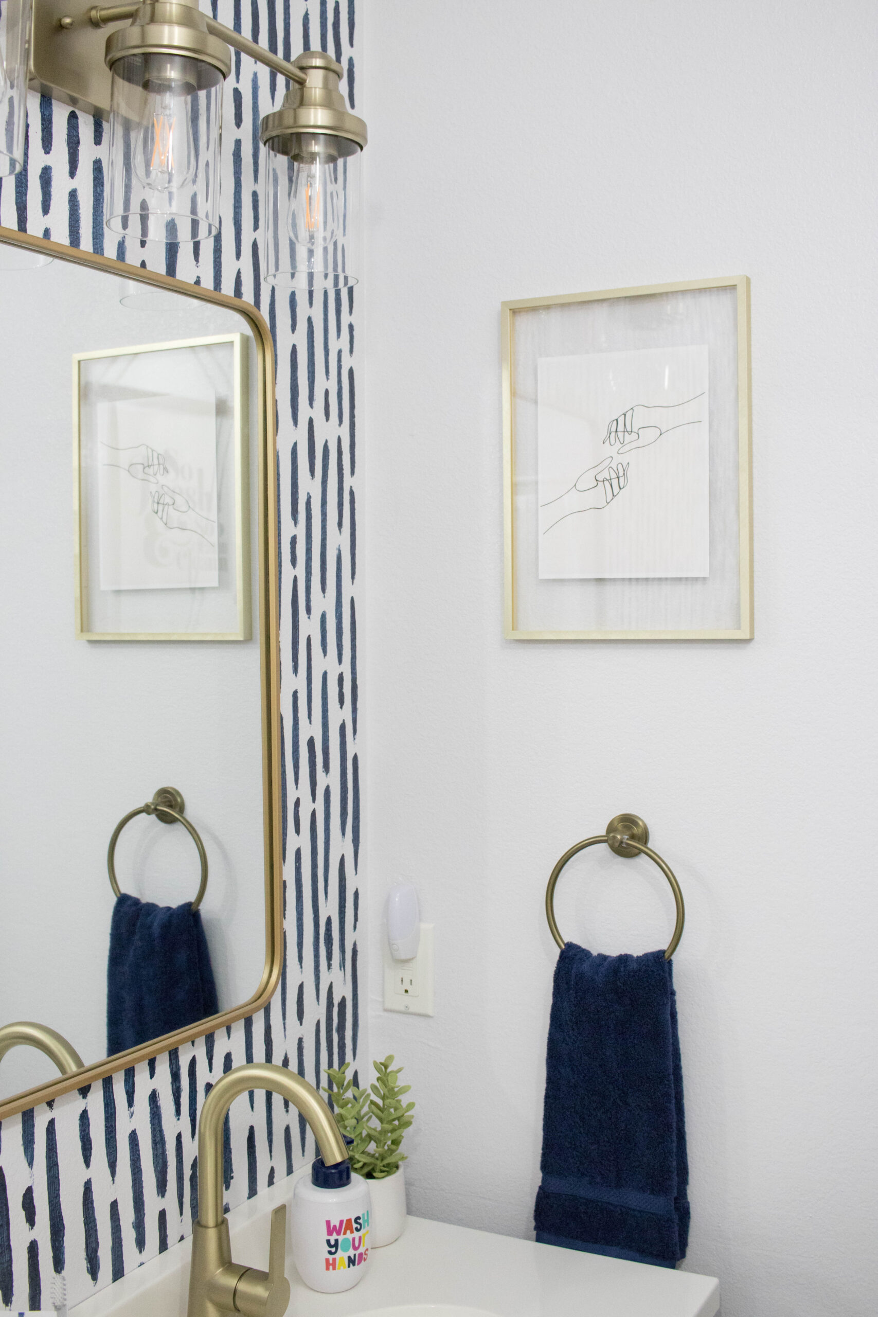 navy and gold guest bathroom #golddecor #goldaccents #bathroomdecor