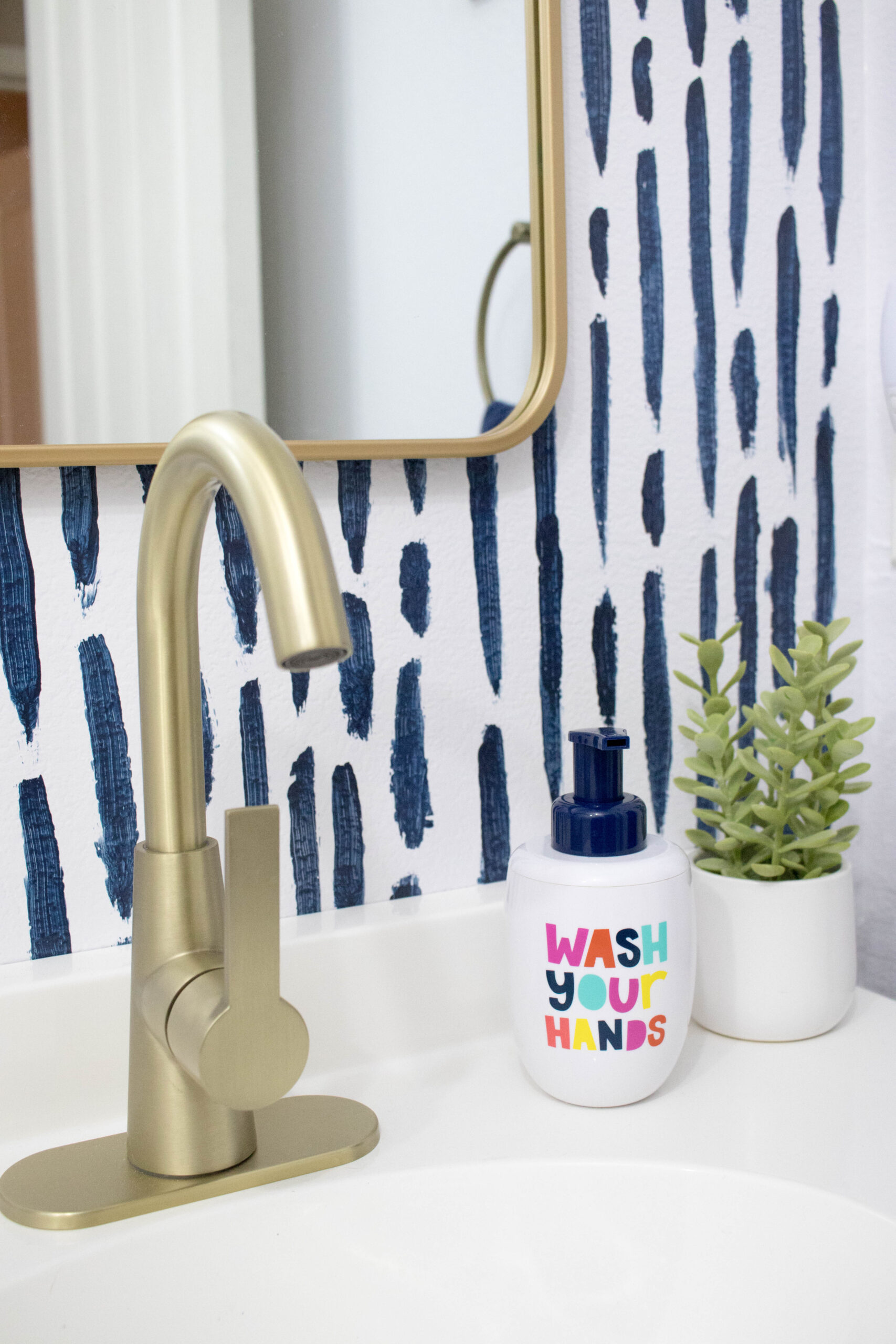 gold and navy bathroom #goldaccent #diybathroom #bathroomdecor